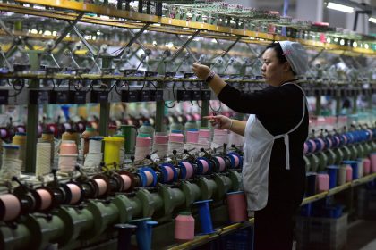 Le plan quinquennal chinois fragilisé par la surcapacité et la guerre commerciale, selon des analystes