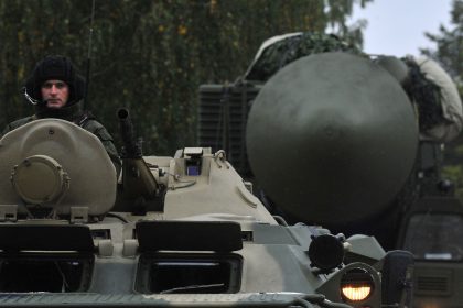 La Russie tire des missiles balistiques et de croisière tandis que Vladimir Poutine dirige des exercices des forces nucléaires