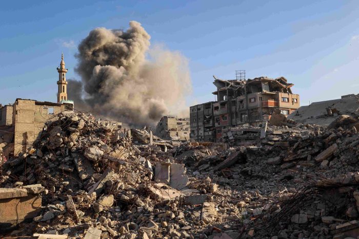 De la fumée s’élève après une frappe israélienne ayant visé un bâtiment dans le camp de Bureij, dans le centre de la bande de Gaza, le 19 octobre 2025. (EYAD BABA/AFP via Getty Images)