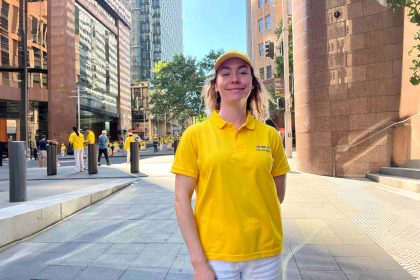 Dans un monde moderne marqué par la solitude, une femme trouve un sens à sa vie dans une pratique ancestrale