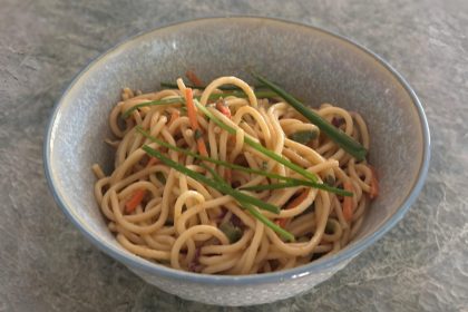 Nouilles au wok : le plat complet, rapide et plein de peps qui change tout