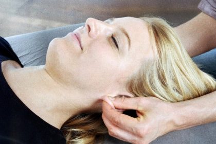 Du sommeil à la détente : les bienfaits insoupçonnés du massage des oreilles sur votre santé