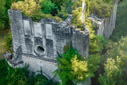 « On pensait que c’était une petite chapelle » : perdue dans la végétation, une église du XVe siècle renaît au cœur du Périgord 