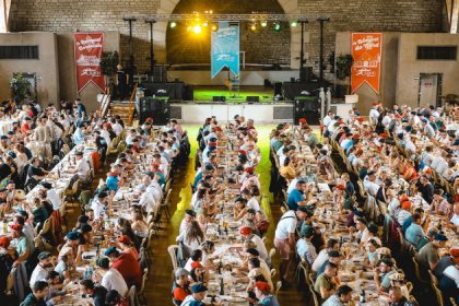 « On chante, on mange et on boit » : les participants aux banquets du Canon français revendiquent une ambiance festive et apolitique