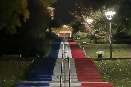 Lyon : un drapeau bleu-blanc-rouge peint par-dessus celui de la Palestine, sur un escalier de la Croix-Rousse