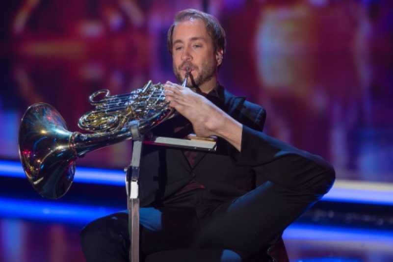 Felix Klieser jour du cor avec son pied gauche et excelle dans son art malgré son handicap. Photo de 2017. (Stefan Brending/Creative Commons CC-BY-SA-3.0 de)