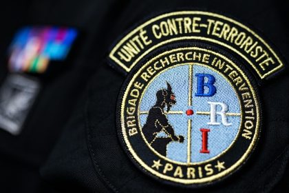 Paris : un Afghan de 20 ans mis en examen et incarcéré pour participation et soutien financier à une association terroriste