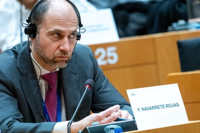 Fernando Navarrete Rojas lors d'un échange de vues avec la vice-présidente exécutive de la Commission européenne chargée des personnes, des compétences et de la préparation, et commissaire à l'éducation, à la qualité, à l'emploi et aux droits sociaux, Roxana Minzatu, et le commissaire européen à l'économie et à la productivité et à la mise en œuvre et à la simplification, Valdis Dombrovskis, lors de la réunion de la commission des affaires économiques et monétaires du Parlement européen, une institution de l'Union européenne, à Bruxelles, en Belgique, le 28 janvier 2025.
