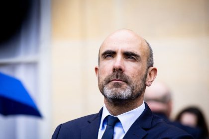 « Le téléphone, c’est un espion, c’est un mouchard que vous avez dans votre poche » prévient Nicolas Lerner, patron de la DGSE