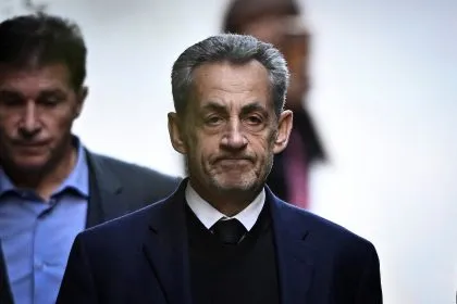 Nicolas Sarkozy retrouve la liberté après 20 jours passés derrière les barreaux