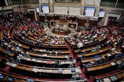 Polémique à l’Assemblée : une visite d’écolières voilées fait débat