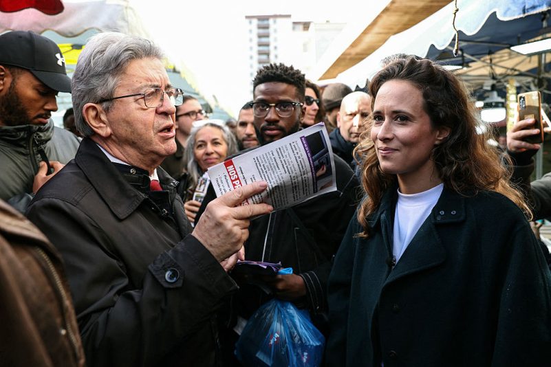 Jean-Luc Mélenchon et la députée et vice-présidente de l'Assemblée nationale Clémence Guetté au marché de Choisy-le-Roi, le 2 novembre 2025. (THOMAS SAMSON/AFP via Getty Images)