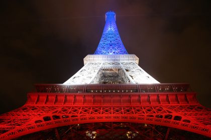 13-Novembre : la tour Eiffel illuminée en bleu, blanc, rouge pour le dixième anniversaire des attentats