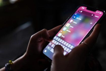 Quand les réseaux sociaux récompensent la division : le piège invisible de la viralité