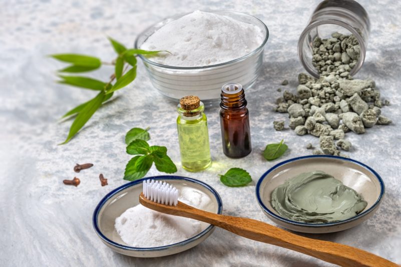 Dentifrice fait maison, bicarbonate de soude, argile verte, huile essentielle de menthe.