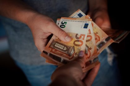 Transferts d’argent des immigrés : un déficit annuel de plus de 10 milliards pour l’économie française