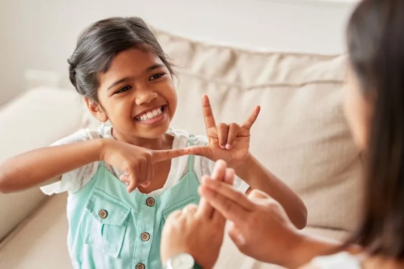 Existe-t-il une langue universelle sans mots ? La science répond