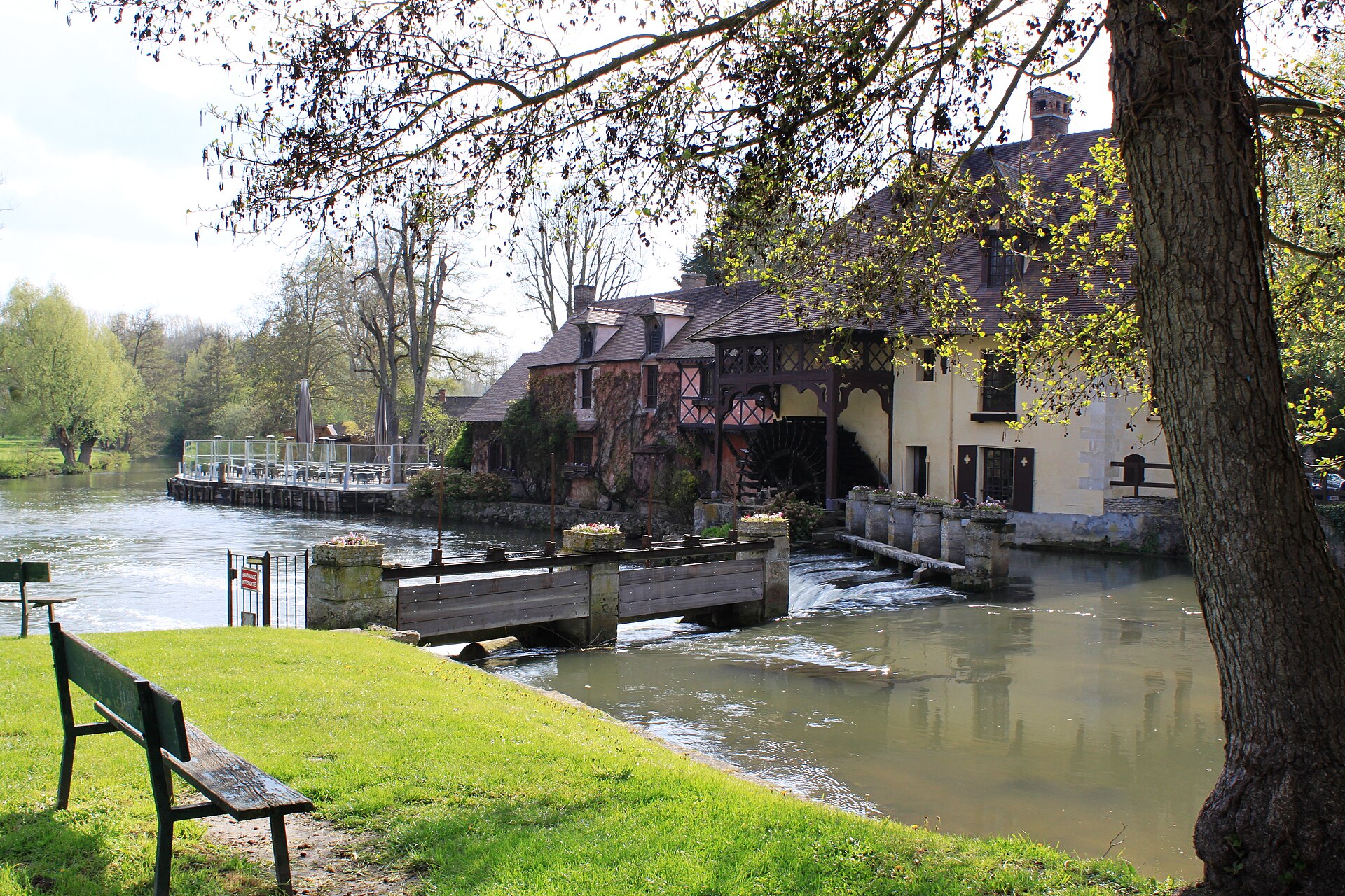 Barbecues, musique à fond et rodéos sauvages : deux modèles de société face à face au Moulin de Fourges dans l’Eure