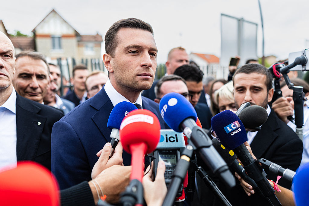 Voile dans l’espace public : Jordan Bardella temporise et renvoie la mesure à un référendum en cas de victoire de Marine Le Pen